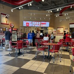 Freddy's Frozen Custard & Steakburgers - Dining areas