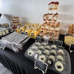 Venue 38 - Desserts rice crispy, Oreos, chocolate pretzels. Instagram @simplyy.create Dessert cheesecake: Pinterest: @sabsbakes