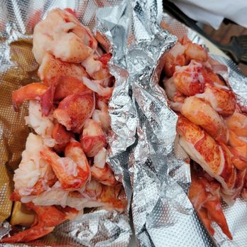Red's Eats - Never too much lobster but these are huge - Seafood Near Me - Wiscasset, Maine Red's Eats - Never too much lobster but these are huge - Seafood Near Me - Wiscasset, Maine