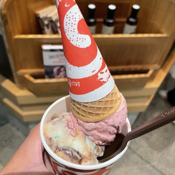 Salt & Straw - Cake Batter Chocolate Fudge, Raspberry White Chocolate Cheesecake - Ice Cream & Frozen Yogurt Near Me - Kirkland, Washington Salt & Straw - Cake Batter Chocolate Fudge, Raspberry White Chocolate Cheesecake - Ice Cream & Frozen Yogurt Near Me - Kirkland, Washington