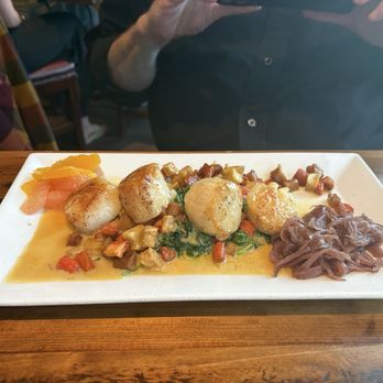 Black Bass Hotel - Sautéed scallops - Hotels Near Me - Lumberville, Pennsylvania