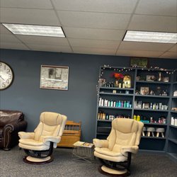Salon Josie & Barbershop - Waiting area