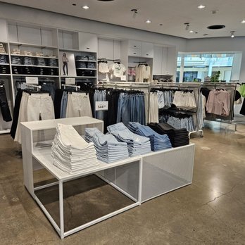 H&M - Inside the store - Men's Clothing Near Me - Portland, Oregon H&M - Inside the store - Men's Clothing Near Me - Portland, Oregon