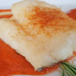 Neska Polita Vinoteca - Tronco de Bacalao con mousse de Pimiento de Piquillo Ahumado