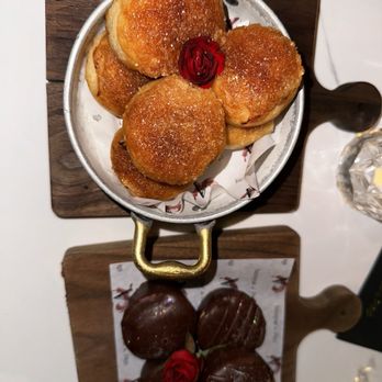 Vanderpump A Paris - Crème brûlée beignets & mousse au chocolate bites - French Near Me - Las Vegas, Nevada Vanderpump A Paris - Crème brûlée beignets & mousse au chocolate bites - French Near Me - Las Vegas, Nevada