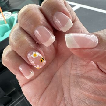 Ava Nails - Summer bees and daisies - Nail Salons Near Me - Wildwood, Florida