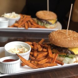 Cowboy Burger House - Django Bürger mit Süßkartoffelpommes
