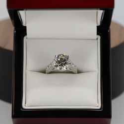 Robert Fine Jewelry - 4.05 Carat Natural Round Brilliant Diamond In a Platinum Setting