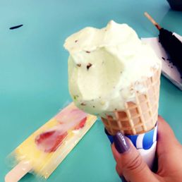 Mango and strawberry bar / Pistachio waffle cone