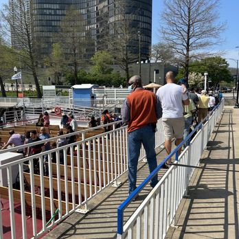 Shoreline Sightseeing - Charles in line to board - Architectural Tours Near Me - Chicago, Illinois
