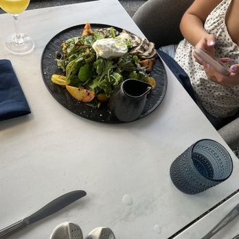 Skydome Restaurant - Peach burrata salad - Lounges Near Me - Arlington, Virginia