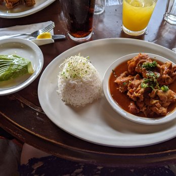 Puerto Viejo - Pollo Quisado con arroz blanco - Dominican Near Me - Brooklyn, New York