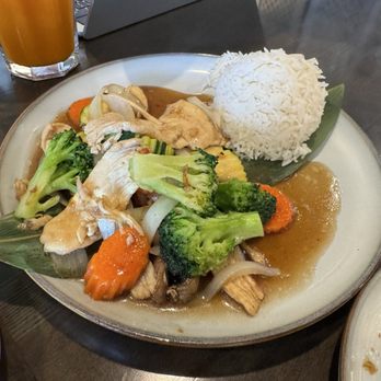 Mali Thai - Chicken with mixed veggies - Thai Near Me - Jacksonville, Florida Mali Thai - Chicken with mixed veggies - Thai Near Me - Jacksonville, Florida