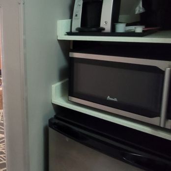 La Quinta By Wyndham - Branson - "kitchen" with mini frig, microwave and Keurig coffee maker - Hotels Near Me - Branson, Missouri La Quinta By Wyndham - Branson - "kitchen" with mini frig, microwave and Keurig coffee maker - Hotels Near Me - Branson, Missouri