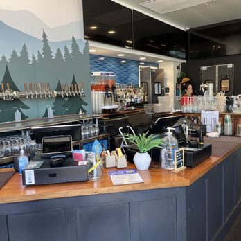 Headlands Brewing - Bar area - Beer Gardens Near Me - Walnut Creek, California