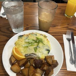 Veggie omelette, potatoes and iced latte Veggie omelette, potatoes and iced latte