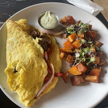 MIAM Cafe - Omelette lomo saltado - Sandwiches Near Me - Miami, Florida MIAM Cafe - Omelette lomo saltado - Sandwiches Near Me - Miami, Florida