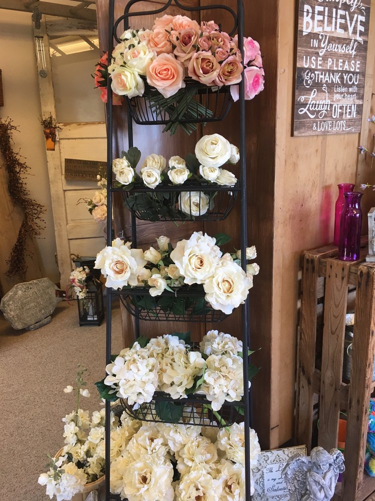 THE FLOWER SHACK Updated August 2024 121 E Front St, Arcadia, Iowa