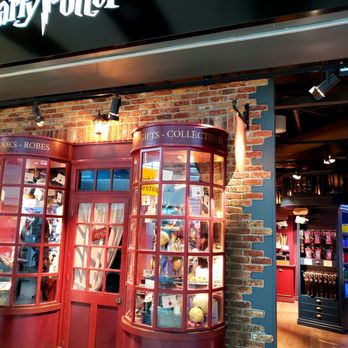 Heathrow Airport - A Harry Potter shop?! - Airports Near Me - Hounslow, XGL