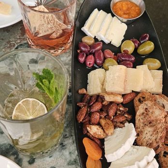 Bar les Cousins - Cheeseboard - Cocktail Bars Near Me - Brossard, Quebec Bar les Cousins - Cheeseboard - Cocktail Bars Near Me - Brossard, Quebec