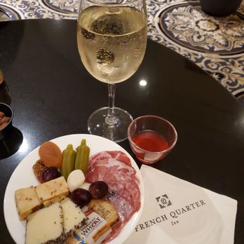 French Quarter Inn - Complimentary wine and cheese night from 5:30 PM to 6:30 PM - Hotels Near Me - Charleston, South Carolina French Quarter Inn - Complimentary wine and cheese night from 5:30 PM to 6:30 PM - Hotels Near Me - Charleston, South Carolina