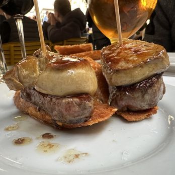 Ciutat Comtal - Muntadet de Filet de vedella amb foie - Tapas Bars Near Me - Barcelona, B