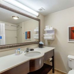 Hampton Inn Boston/Peabody - Guest room bath