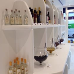 La Maison des Cyclades - A l'intérieur : des huiles grecques, des olives, de l'Ouzo...