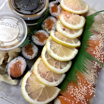 Hanamaru - a tray of sushi with salmon and lemon slices - Japanese Near Me - Sunnyvale, California