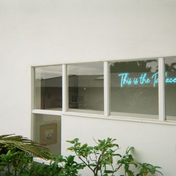Villa Della Spiaggia - Malibu - From the front door - cute neon sign for aesthetics! - Bed & Breakfast Near Me - Malibu, California
