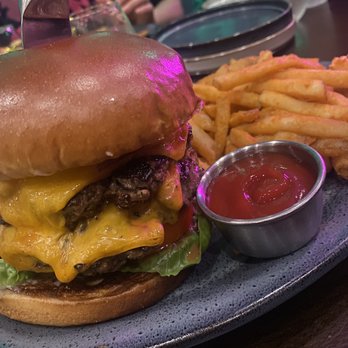 La Bodega Brewing - Bodega Burger extra cheese - Breweries Near Me - Whittier, California La Bodega Brewing - Bodega Burger extra cheese - Breweries Near Me - Whittier, California