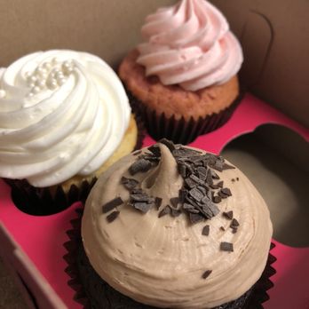Smallcakes - Wedding cake, strawberry, chocoholic - Cupcakes Near Me - Newport News, Virginia Smallcakes - Wedding cake, strawberry, chocoholic - Cupcakes Near Me - Newport News, Virginia