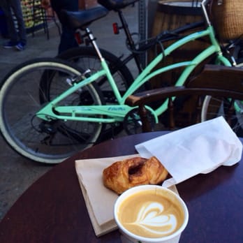 Menotti's Coffee Stop - Small tables outside - Coffee & Tea Near Me - Venice, California