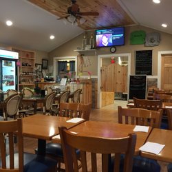 Goatie Whites - Clean and cute! Wide variety of sandwiches and hot lunches.