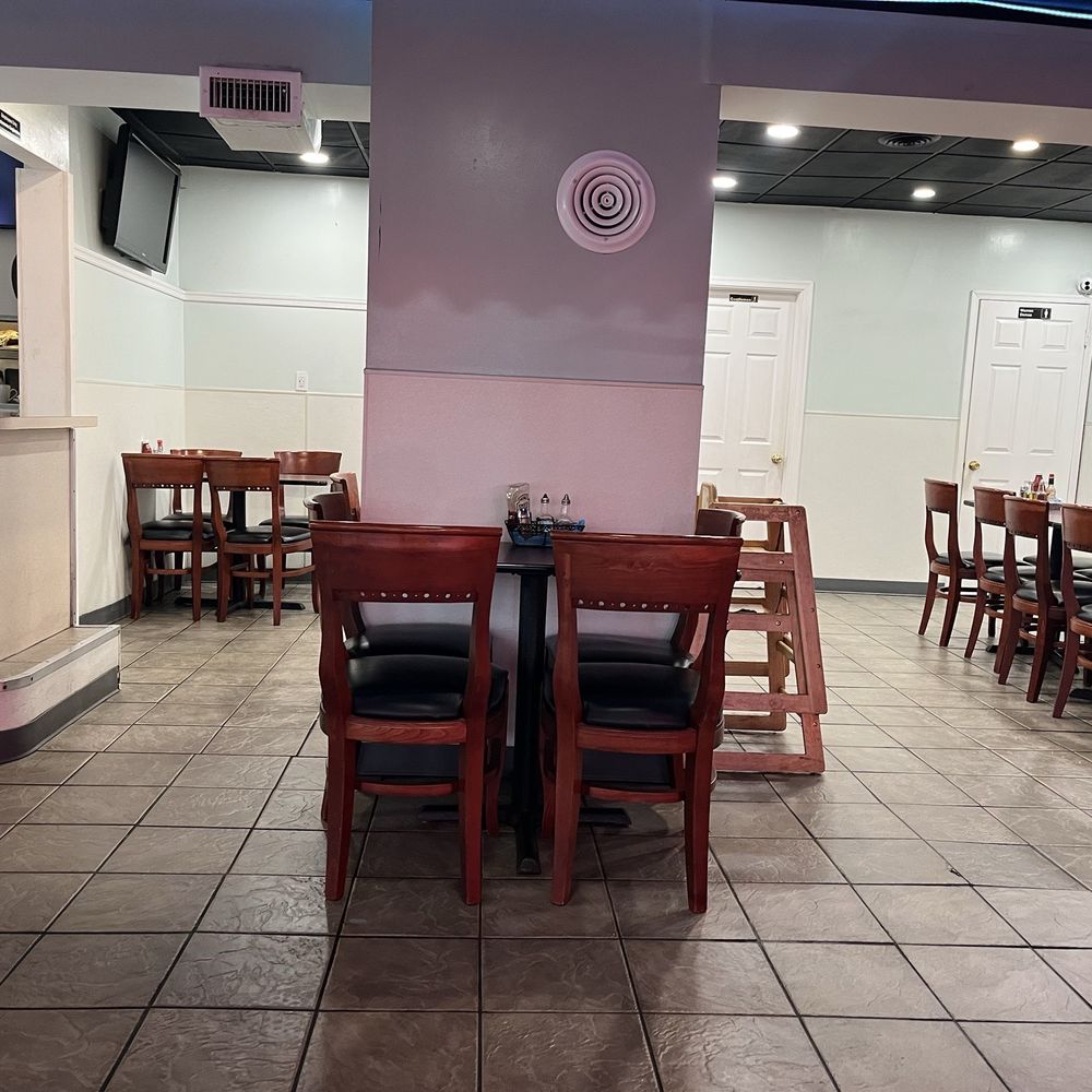 Freddy's Restaurant - Dining area - Spanish Near Me - Camden, New Jersey Freddy's Restaurant - Dining area - Spanish Near Me - Camden, New Jersey