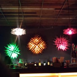 La decoración con botellas de la barra