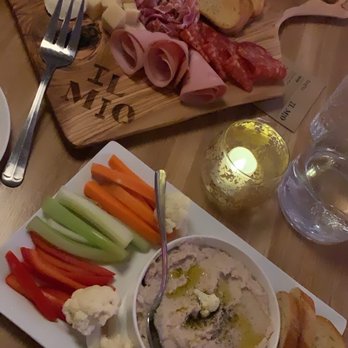 Il Mio - Starters: hummus & cheeses/meats - Italian Near Me - Clarendon Hills, Illinois Il Mio - Starters: hummus & cheeses/meats - Italian Near Me - Clarendon Hills, Illinois