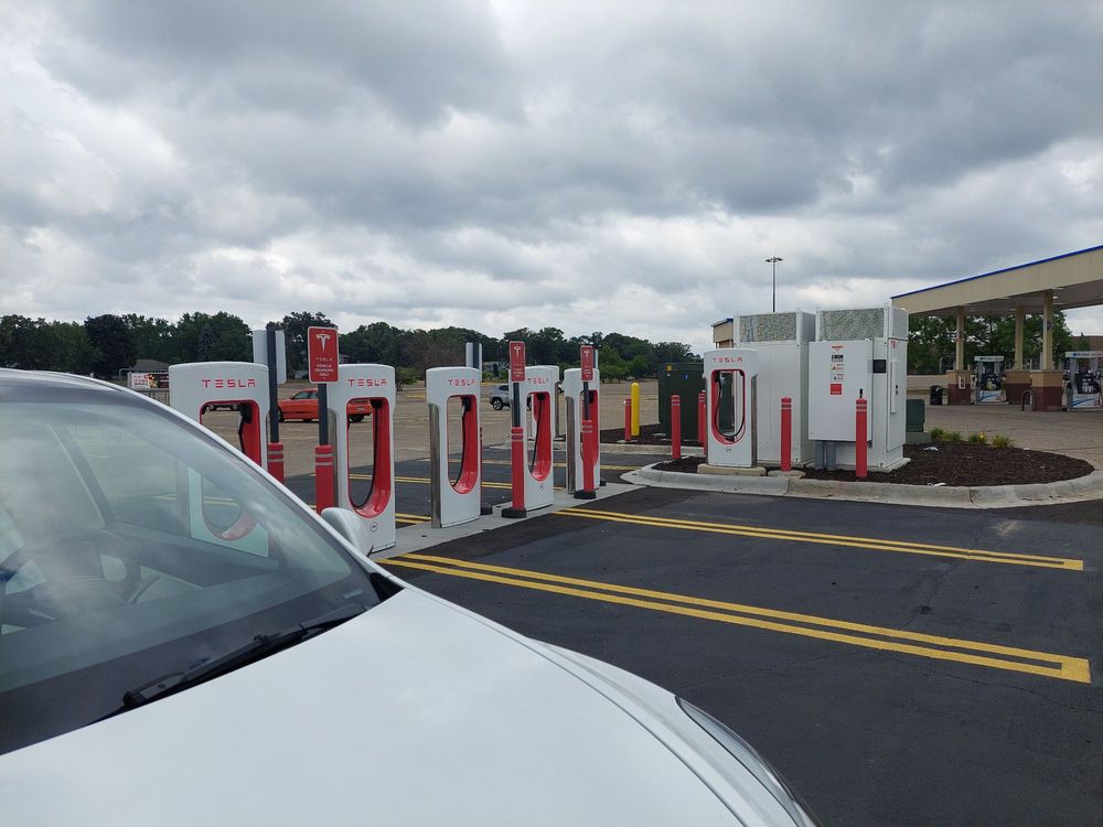 TESLA SUPERCHARGER Updated September 2024 585 Northtown Dr NE