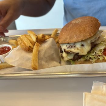Burger Lounge - Burgers Near Me - Irvine, California