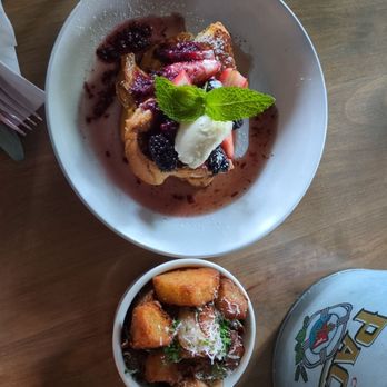 Cosmo Restobar - French toast with breakfast potatos - New American Near Me - Pomona, California Cosmo Restobar - French toast with breakfast potatos - New American Near Me - Pomona, California