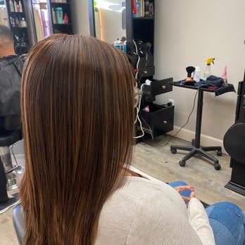 Tony's Salon - Level 4 brown and level 7 caramel highlights with face frame/layers. - Hair Salons Near Me - Houston, Texas Tony's Salon - Level 4 brown and level 7 caramel highlights with face frame/layers. - Hair Salons Near Me - Houston, Texas