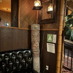 Damon's Steak House - Tiki in the waiting area