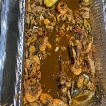 Los Magueyes - a pan of shrimp and vegetables - Seafood Near Me - Burbank, Illinois