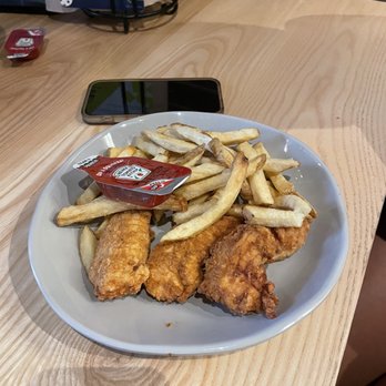 Chicken N Pickle- Grapevine - chicken strips - New American Near Me - Grapevine, Texas