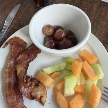 Jony's Breakfast & Lunch Restaurant - Fruit bowl and Side of Bacon - Breakfast & Brunch Near Me - Tukwila, Washington