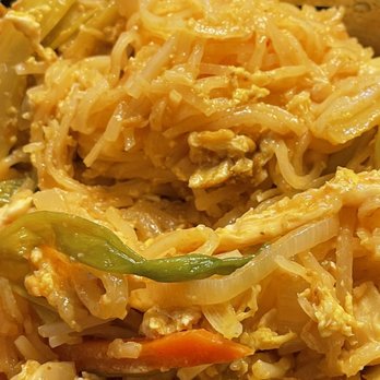 Saigon Cafe - Supposed to be chicken pad thai. And it taste more like tomato sauce with mushy pasta noodles! - Vietnamese Near Me - Temple, Texas