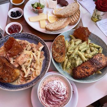 Utopia Caffe - Mediterranean, Chicken Fettuccine Alfredo, Pesto, Utopia Latte - Breakfast & Brunch Near Me - Tustin, California