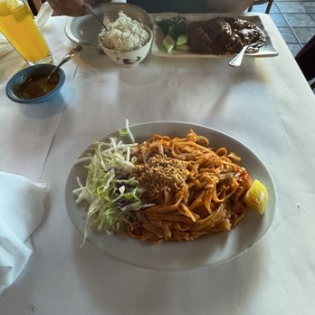 Banana Leaf Restaurant - Pahd Thai (Seafood) Rendang Chicken - Singaporean Near Me - Milpitas, California