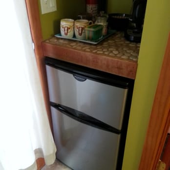 Spin & Margie's Desert Hideaway - Mini refrigerator (Cabin #5) - Hotels Near Me - Joshua Tree, California Spin & Margie's Desert Hideaway - Mini refrigerator (Cabin #5) - Hotels Near Me - Joshua Tree, California