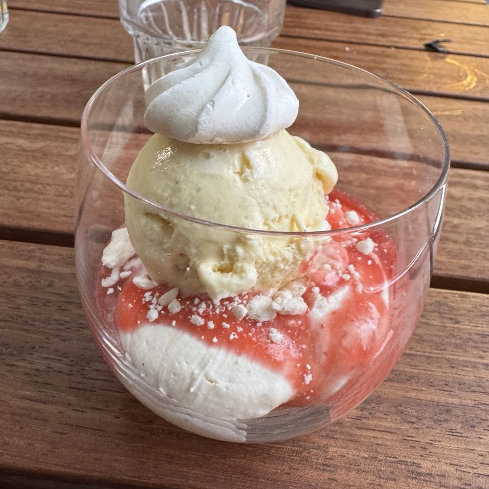 De Rechtbank - Strawberry dessert - Brasseries Near Me - Utrecht, Utah